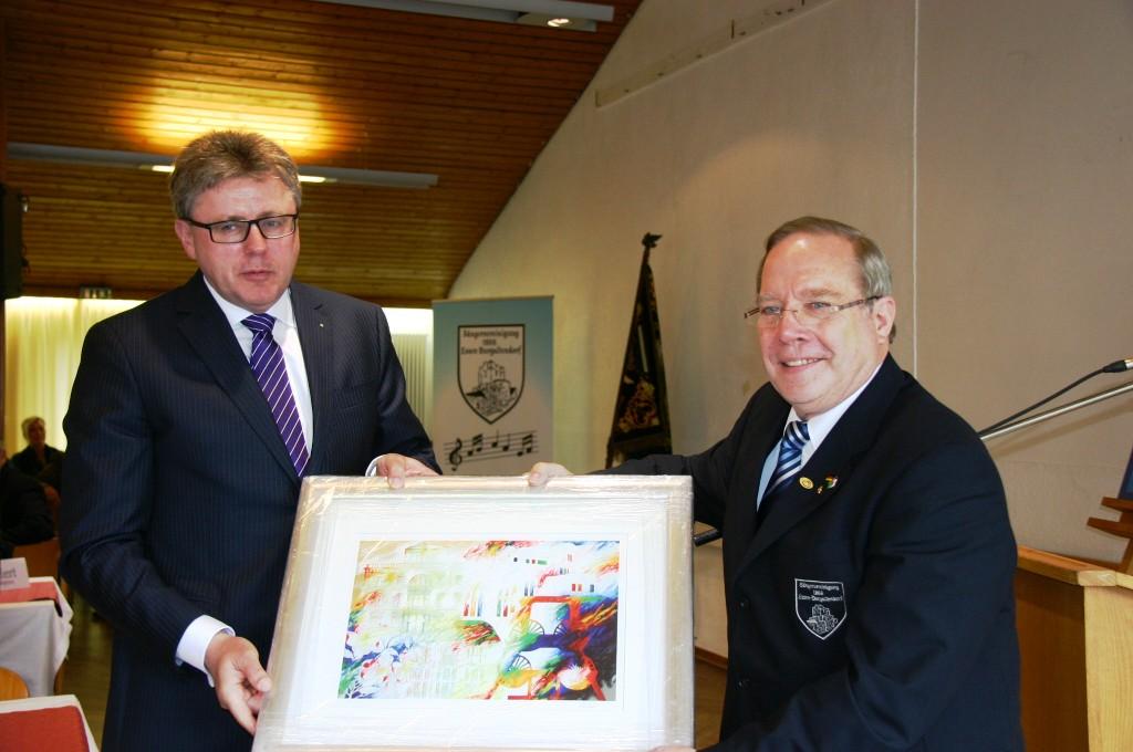 Geschenk von der Geno Bank berreicht von Heinz-Georg Anschott